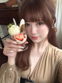 為何從始至終堅持 見到女生才進行交易呢？